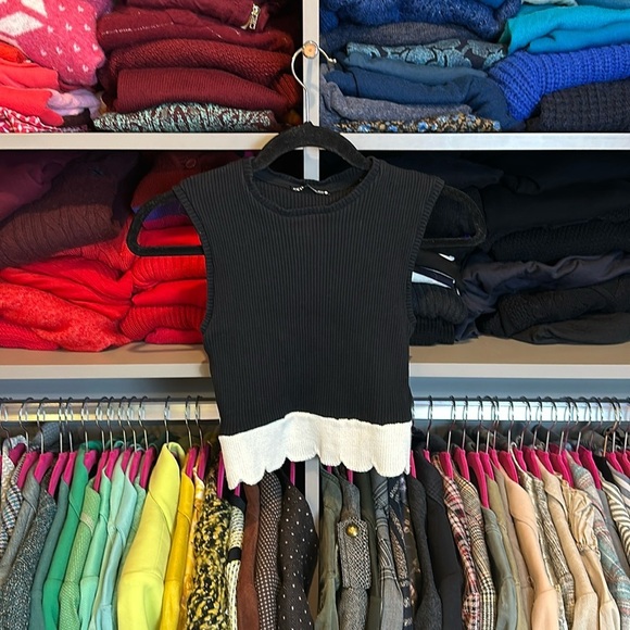 Zara Sweaters - Zara black and white scalloped edged sleeveless cropped sweater size S​